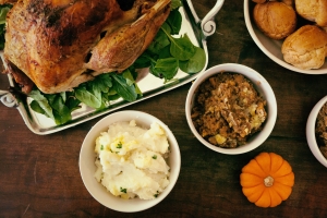 picture of food usually shared by people at Thanksgiving dinner